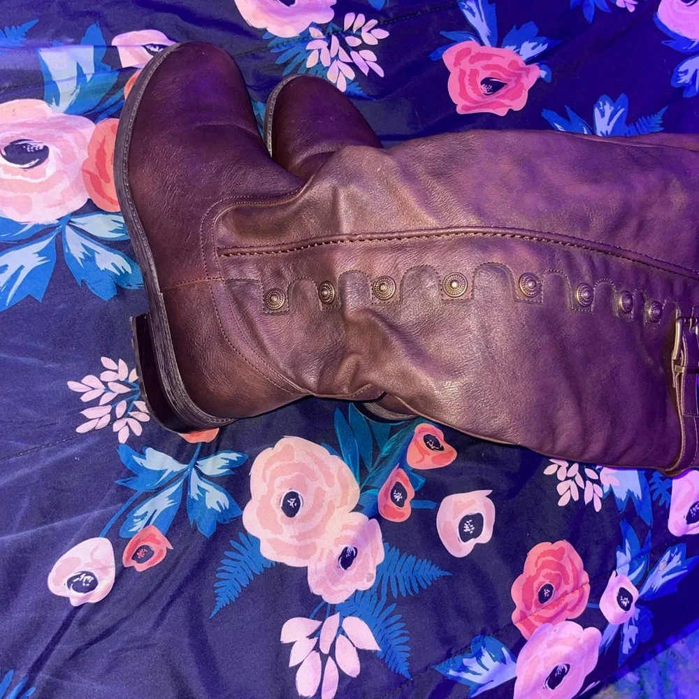 Boots - Picture 3 of 3